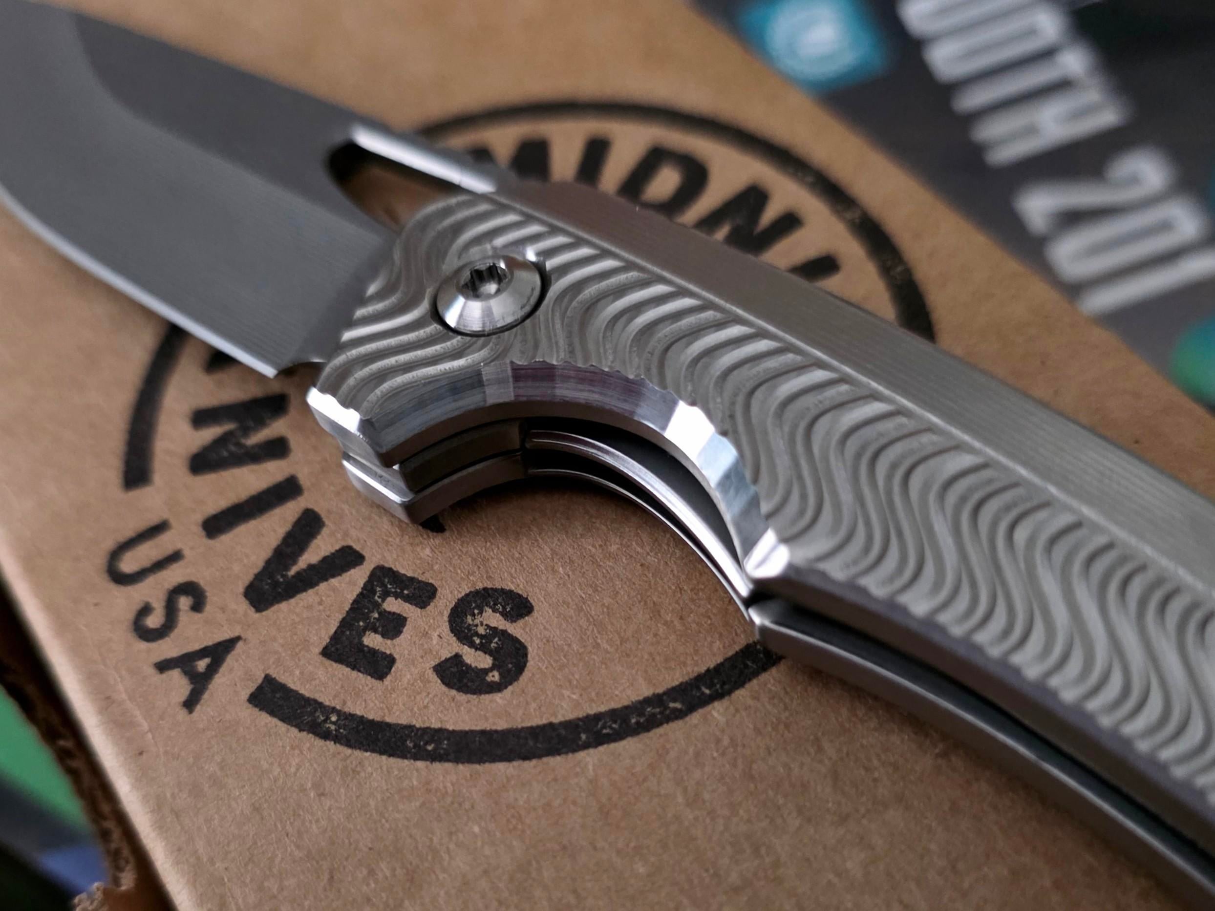Крупный план фрезеровки рукояти Midnight Knives Monona