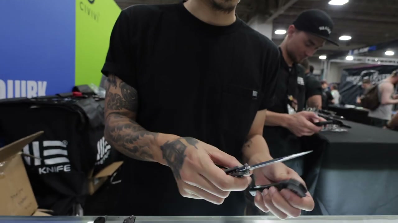 WE Ryson и CIVIVI Ryson E в руках представителя на стенде WE Knife