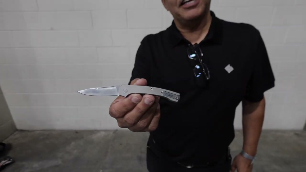 Рик Вальдес держит прототип Ocaso Seaton slipjoint
