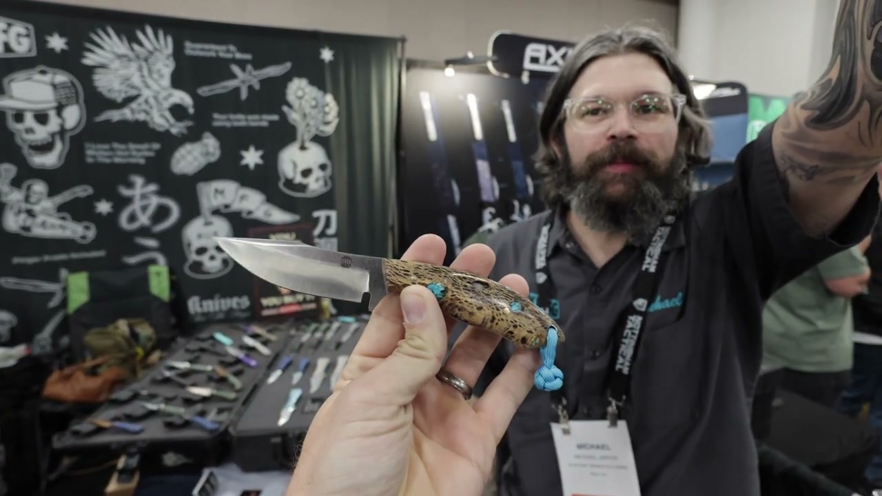 Нож Wendigo в руке на стенде Auxiliary Manufacturing